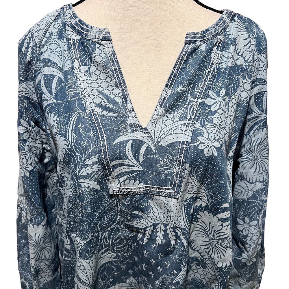 Tommy Bahama Chambray Blue White Floral Batik Split Neck Blouse Top Size S - Picture 5 of 13